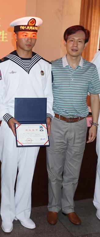 学校党委书记戴光驰亲赴部队为王欣颁发毕业证书